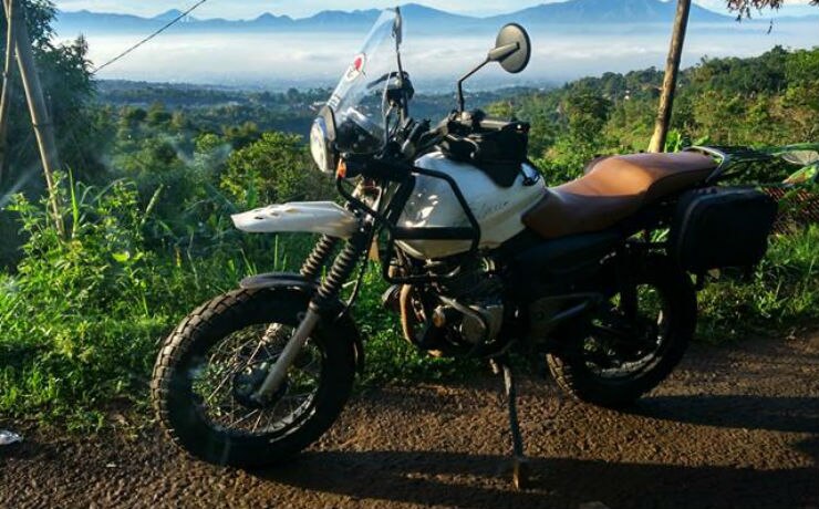 This Bajaj Pulsar 150 dressed up like a Royal Enfield Himalayan takes bike modification to next level