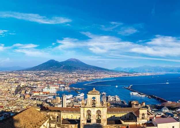 Photos of Naples and its Chaotic Mixture of Heritage and Natural Beauty