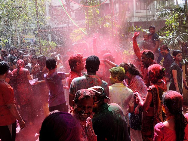 places to celebrate holi in mumbai