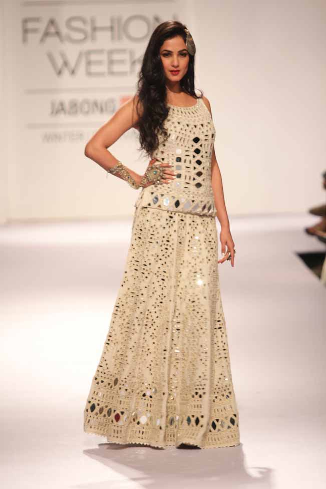 Lakme fashion week day 3 purvi doshi collection summer 2017 Lakme fashion week day 3 purvi doshi collection summer 2017
