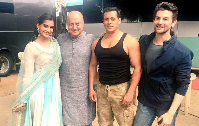 http://s3.india.com/wp-content/gallery/sonam-kapoors-traditional-look-from-salman-khan-starrer-revealed/prem-ratan-dhan-payo1.jpg