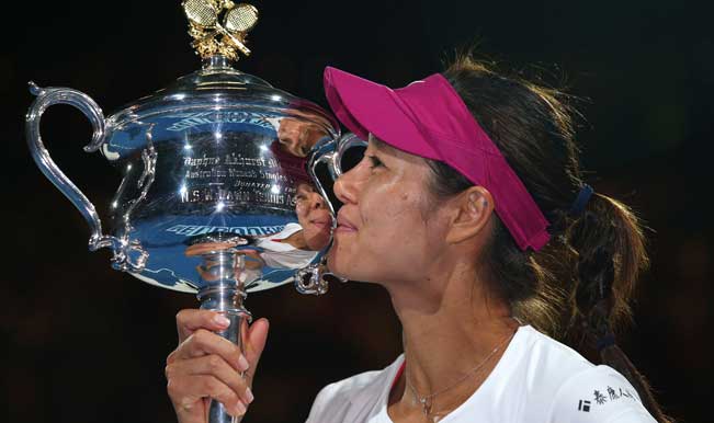 2014 Australian Open: Day Thirteen, 25th January Na-Li-of-China-kisses-the-Daphne-Akhurst-Memorial-Cup-after-winning-the-wome