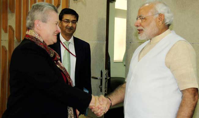 Gandhinagar-Gujarat-Chief-Minister-Narendra-Modi-shake-hands-with-US-ambassador-to-India-Nancy-Powell-during-a-meeting-in-Gandhinagar-3