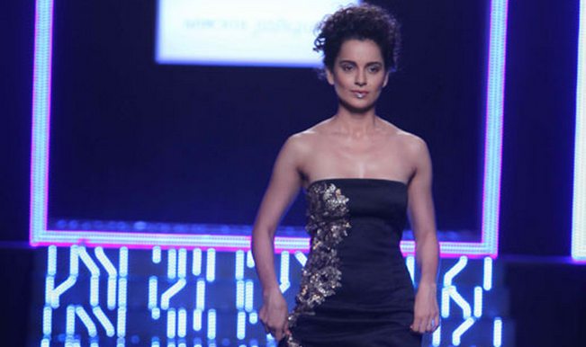 WIFW 2014 grand finale: Kangana Ranaut almost falls on the ramp! WIFW 2014 grand finale: Kangana Ranaut almost falls on the ramp!