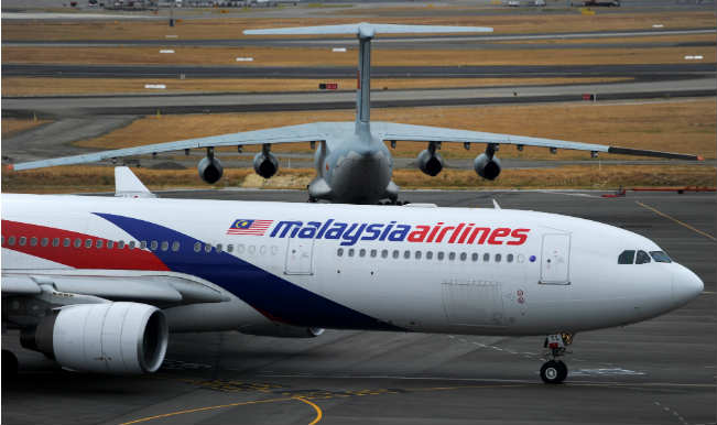 Australia resumes search for missing Malaysian flight MH370 Australia resumes search for missing Malaysian flight MH370