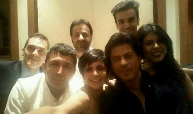 Shahrukh Khan catches Oscar Awards fever, shares selfie Shahrukh Khan catches Oscar Awards fever, shares selfie