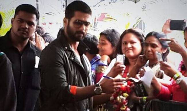 Shahid Kapoor arrives at IIFA Awards 2014 Shahid Kapoor arrives at IIFA Awards 2014