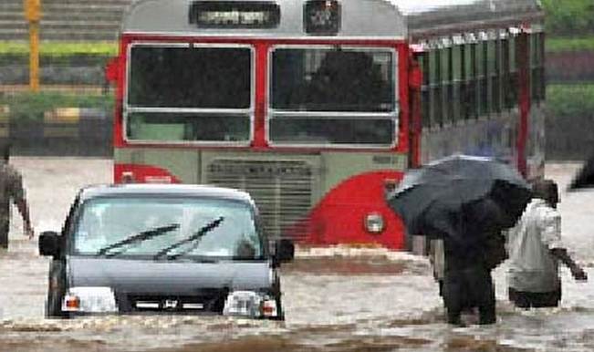 Red alert: Mumbai panics due to cloudburst rumours; trains late and traffic jams on roads! Red alert: Mumbai panics due to cloudburst rumours; trains late and traffic jams on roads!