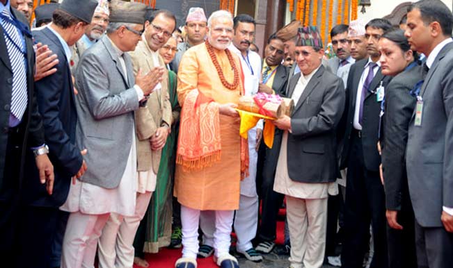 Narendra Modi prays at Pashupatinath temple, offers 2,500 kg of sandalwood Narendra Modi prays at Pashupatinath temple, offers 2,500 kg of sandalwood