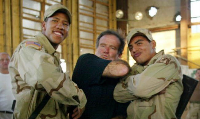 Robin Williams with US Soldiers123
