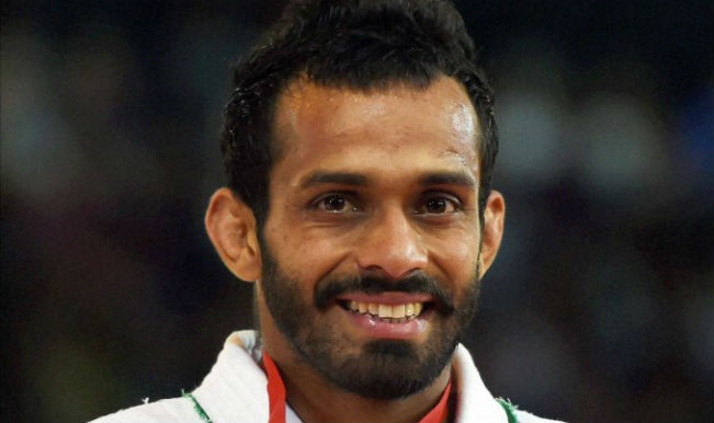 Incheon, Sep 20 : India&#39;s Navjot Channa lost his pre-quarterfinal men&#39;s 60kg <b>...</b> - india-s-navjot-chana-shows-his-silver-medal-during-medal-ceremony_1406262283190-1