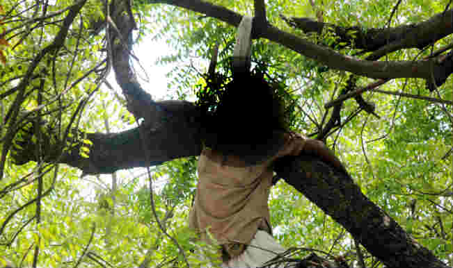 Live: AAPs Ashutosh bursts into tears while talking to farmer.