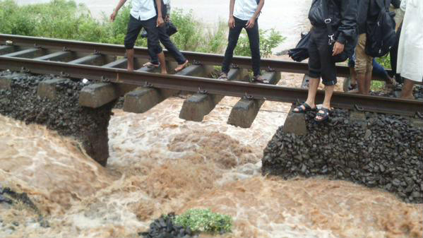 Heavy rains wash out tracks in Lonavala, clog Mumbai-Pune Expressway 