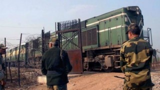 Indian passengers of Samjhauta Express cross Wagah border on foot Indian passengers of Samjhauta Express cross Wagah border on foot