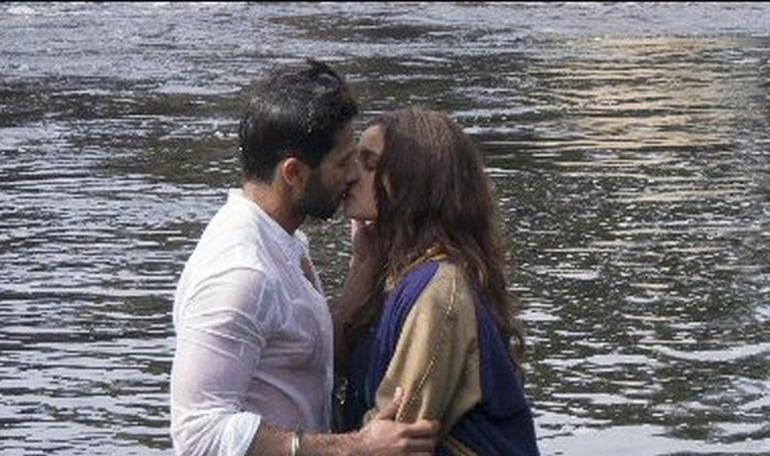 Revealed! Shahid Kapoor and Alia Bhatt's Shaandaar kiss in the water