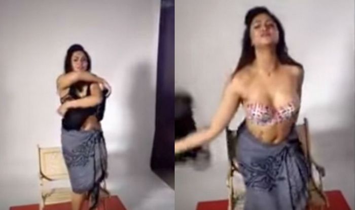 Model Arshi Khan strips for Team India and Shahid Afridi 