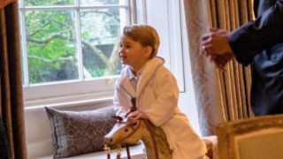 When the adorable Prince George greeted Barack Obama in cute white pyjamas! (View Viral Images) When the adorable Prince George greeted Barack Obama in cute white pyjamas! (View Viral Images)