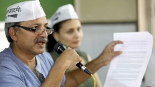 Ex-AAP leader Mayank Gandhi turns into a shameless beggar Ex-AAP leader Mayank Gandhi turns into a shameless beggar