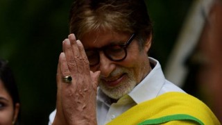 OMG! Amitabh Bachchan fan 'Bullet' scales wall of his house Jalsa, spends night in the garden! OMG! Amitabh Bachchan fan 'Bullet' scales wall of his house Jalsa, spends night in the garden!