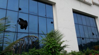 Navi Mumbai: Stone pelted at Saamana office in Vashi for mocking at Maratha Mook Morcha Navi Mumbai: Stone pelted at Saamana office in Vashi for mocking at Maratha Mook Morcha