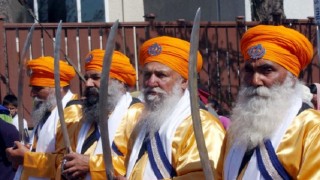 British police arrest armed Sikh men from gurdwara British police arrest armed Sikh men from gurdwara