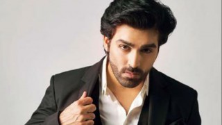 Kaala Teeka actor Mayank Gandhi breaks finger while shooting, refuse to take a day off! Kaala Teeka actor Mayank Gandhi breaks finger while shooting, refuse to take a day off!