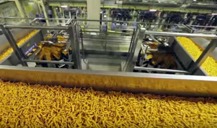 Do you know how Kurkure is made? A peek inside the Kurkure factory will stun you!