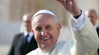 Pope Francis offers 1,500 homeless people pizza lunch Pope Francis offers 1,500 homeless people pizza lunch