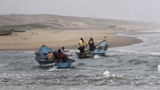 Gujarat: Another Pakistani boat with 9 crew members apprehended in Kutch Gujarat: Another Pakistani boat with 9 crew members apprehended in Kutch