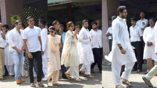 Shilpa Shetty father's funeral pictures: Akshay Kumar, Abhishek Bachchan, Salim Khan pay their last respects (Video) Shilpa Shetty father's funeral pictures: Akshay Kumar, Abhishek Bachchan, Salim Khan pay their last respects (Video)
