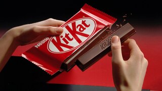 Hungry thief breaks into car, steals Kit Kat, leaves apology Hungry thief breaks into car, steals Kit Kat, leaves apology