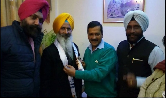 Shoe hurled at CM Parkash Singh Badal Shoe hurled at CM Parkash Singh Badal