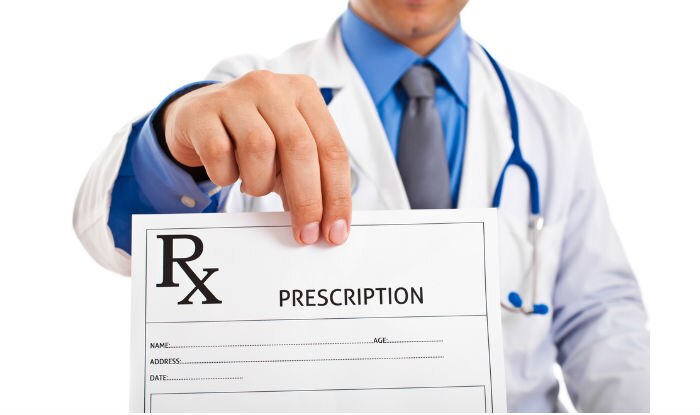डॉक्टर पर्चे पर आखिर क्यों लिखते हैं Rx ? फोटो साभार: Shutterstock