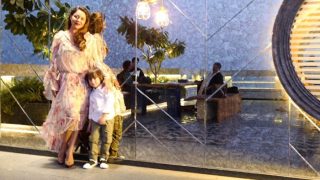 AbRam Khan is stealing Gauri Khan's thunder in this picture, feels Karan Johar! AbRam Khan is stealing Gauri Khan's thunder in this picture, feels Karan Johar!