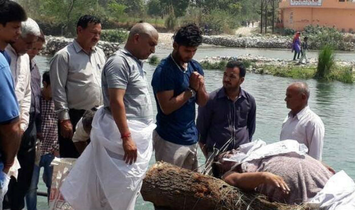 Pant performing his father last rites in Haridwar. 
Image Courtesy: indiavoice.com