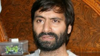 Kashmir: Separatist leader Yasin Malik roughs up woman journalist, breaks her phone Kashmir: Separatist leader Yasin Malik roughs up woman journalist, breaks her phone