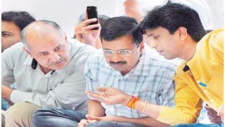Kumar Vishwas backs Arvind Kejriwal, says cannot imagine him taking bribe Kumar Vishwas backs Arvind Kejriwal, says cannot imagine him taking bribe