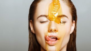 Wash your face with honey to get glowing skin! Wash your face with honey to get glowing skin!