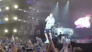 Justin Bieber forgets Despacito lyrics, angry fans throw shoe and water bottles at him on the stage Justin Bieber forgets Despacito lyrics, angry fans throw shoe and water bottles at him on the stage