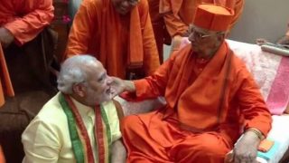 Many travel to Howrah to pay respect to PM Modi's guru Swami Atmasthanandaji Maharaj Many travel to Howrah to pay respect to PM Modi's guru Swami Atmasthanandaji Maharaj