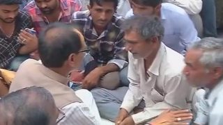 Shivraj Singh Chouhan meets kin of deceased farmers in Mandsaur, says 'I am with you' Shivraj Singh Chouhan meets kin of deceased farmers in Mandsaur, says 'I am with you'