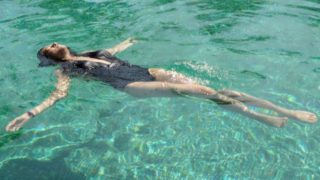 Sushmita Sen stuns in sexy black monokini while chilling in swimming pool! See picture Sushmita Sen stuns in sexy black monokini while chilling in swimming pool! See picture
