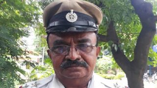 Bengaluru: Traffic policeman wins heart as he stops President's convoy to let an ambulance pass Bengaluru: Traffic policeman wins heart as he stops President's convoy to let an ambulance pass