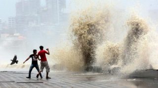 Mumbai: 18-year-old Washed Away by High-Tide While Taking Selfie Mumbai: 18-year-old Washed Away by High-Tide While Taking Selfie