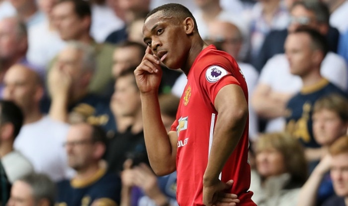 Winger Martial to stay at Man United