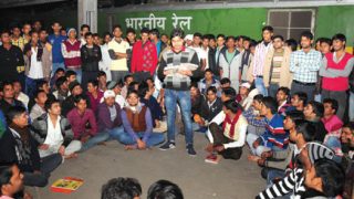 Bihar: Tradition of group discussion in this railway station | बिहार के इस रेलवे स्टेशन पर चली आ रही है ग्रुप डिस्कशन की परंपरा, 1500 छात्र पा चुके हैं नौकरी Bihar: Tradition of group discussion in this railway station | बिहार के इस रेलवे स्टेशन पर चली आ रही है ग्रुप डिस्कशन की परंपरा, 1500 छात्र पा चुके हैं नौकरी