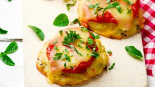 Healthy Pizza Recipe: How to Make Mini Pizzas with a Cauliflower Base at Home Healthy Pizza Recipe: How to Make Mini Pizzas with a Cauliflower Base at Home