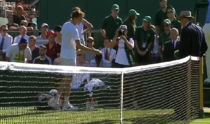 Murray breezes through Wimbledon opener