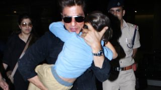 Shah Rukh Khan Carries A Sleepy AbRam, Shielding From The Shutterbugs – View Pics Shah Rukh Khan Carries A Sleepy AbRam, Shielding From The Shutterbugs – View Pics