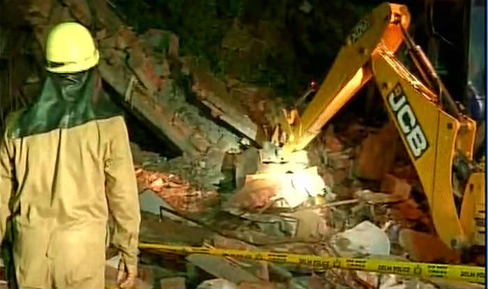One killed, two injured after a building collapses in Mumbai